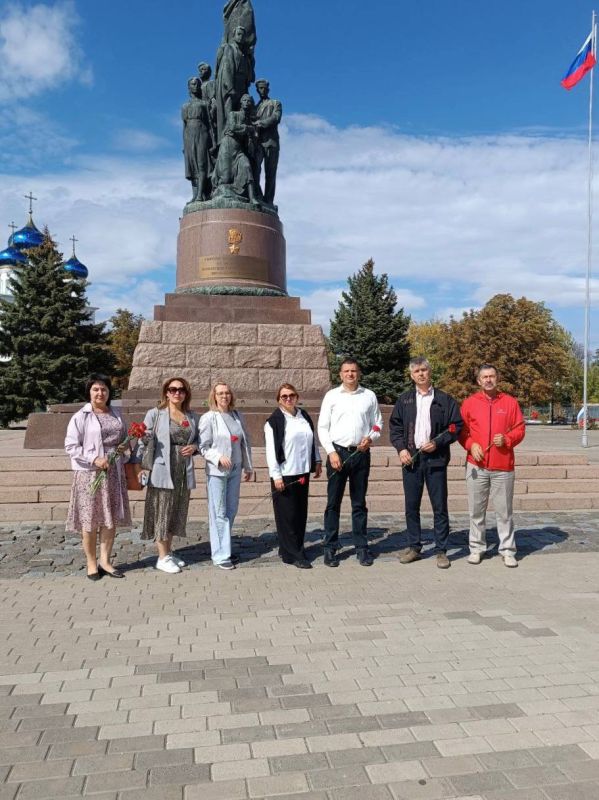 Коллегам из Южного федерального округа провели экскурсию в музее «Молодая гвардия» Коллегам из Южного федерального округа провели экскурсию в музее «Молодая гвардия»