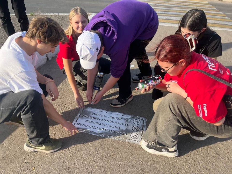 Алчевская молодежь участвует в акции «Трафарет безопасности» Алчевская молодежь участвует в акции «Трафарет безопасности»