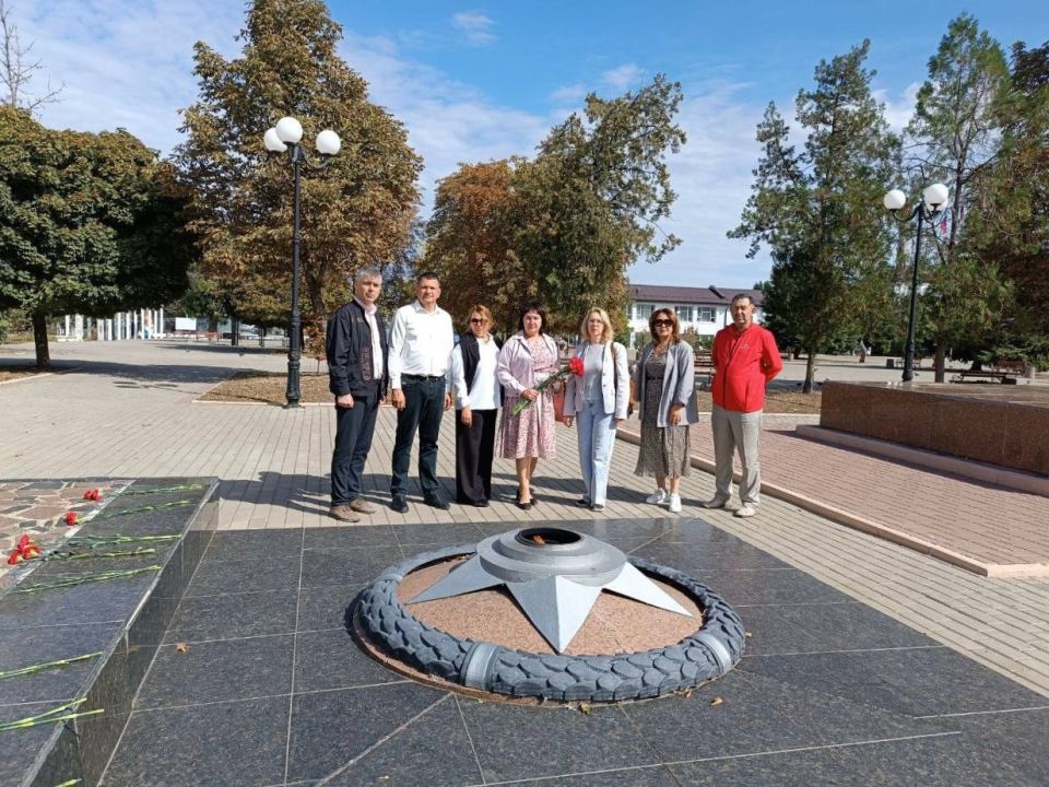 Коллегам из Южного федерального округа провели экскурсию в музее «Молодая гвардия» Коллегам из Южного федерального округа провели экскурсию в музее «Молодая гвардия»