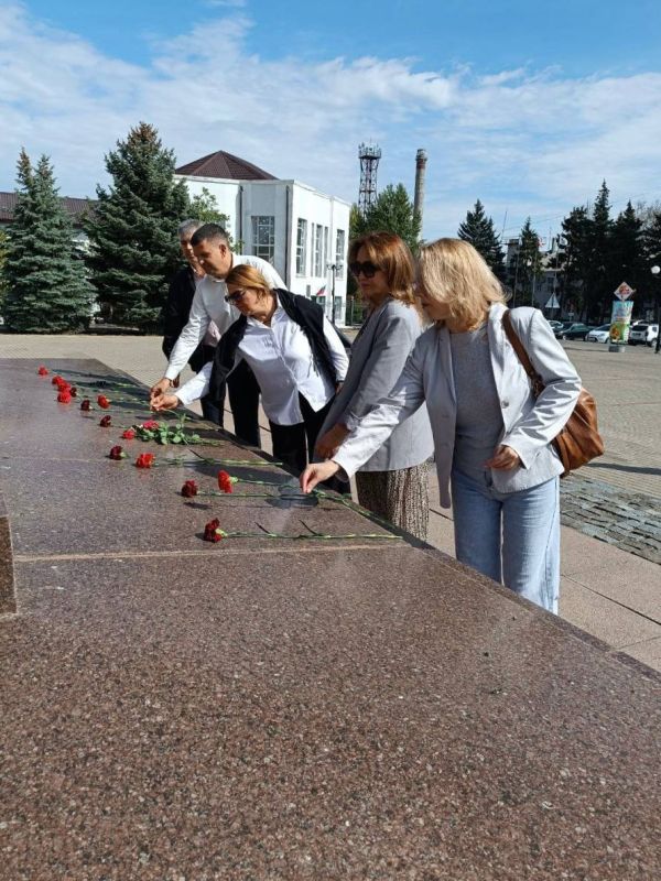 Коллегам из Южного федерального округа провели экскурсию в музее «Молодая гвардия» Коллегам из Южного федерального округа провели экскурсию в музее «Молодая гвардия»