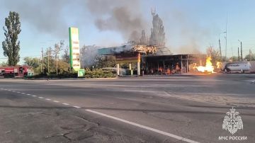 Пожарные ликвидировали пожар на АЗС в Стаханове, возникший после удара украинского БПЛА - ГУ МЧС России по Республике