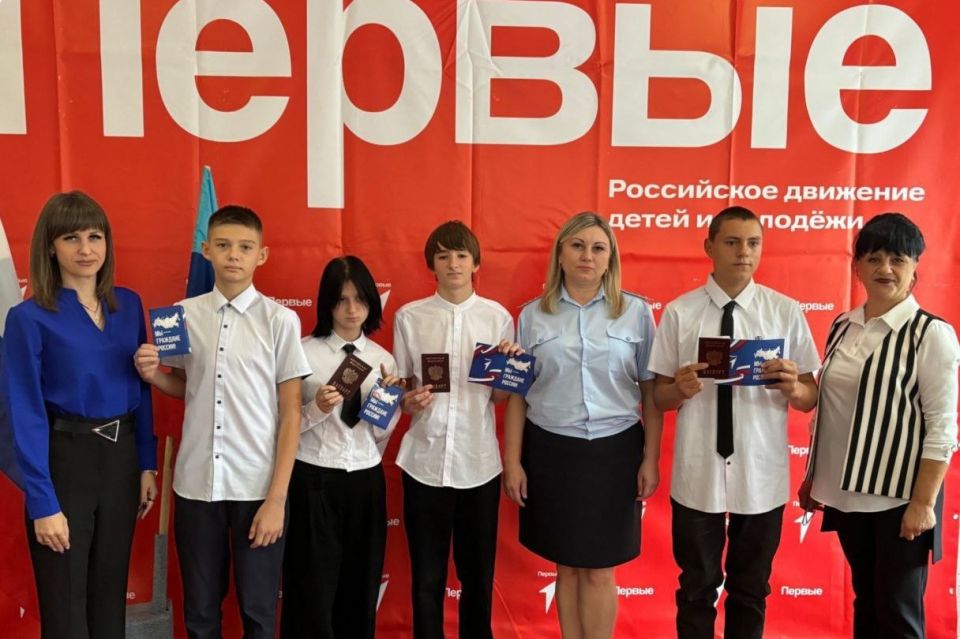 Накануне Международного дня мира в Свердловском муниципальном округе состоялась торжественная выдача паспортов Российской Федерации лицам, достигшим 14-летнего возраста Накануне Международного дня мира в Свердловском муниципальном округе состоялась торжественная выдача паспортов Российской Федерации лицам, достигшим 14-летнего возраста