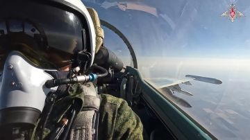 Экипажи истребителей Су-35с прикрывают самолеты бомбардировочной и штурмовой авиации, а также вертолеты армейской авиации при нанесении авиационных ударов по военным объектам и технике ВСУ