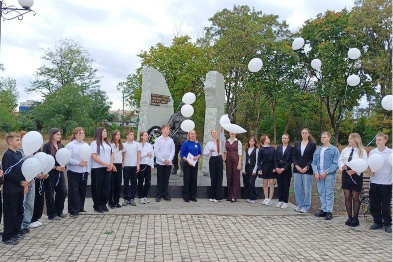 К Международному дню мира активисты местного отделения ВПП «Единая Россия» совместно с Молодежным центром провели акцию «Давайте закончим войну!»