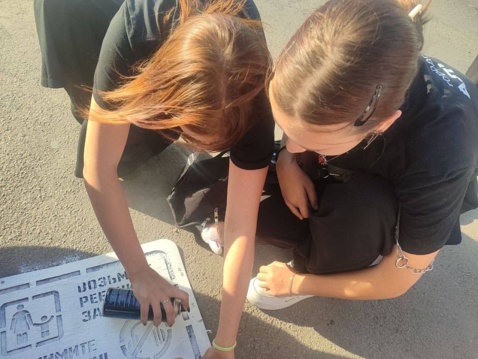 Алчевская молодежь участвует в акции «Трафарет безопасности» Алчевская молодежь участвует в акции «Трафарет безопасности»