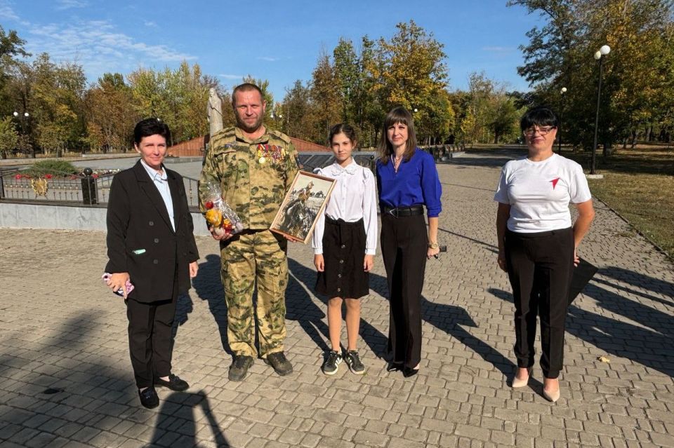 В Парке культуры и отдыха имени Героев Сталинградской битвы г. Свердловск специалисты по организации работы Движения Первых провели линейку, посвященную Международному дню мира В Парке культуры и отдыха имени Героев Сталинградской битвы г. Свердловск специалисты по организации работы Движения Первых провели линейку, посвященную Международному дню мира