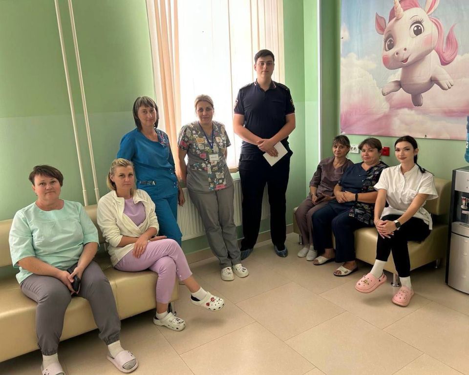 Сотрудники Госавтоинспекции Краснодонского округа провели в роддоме тренинг