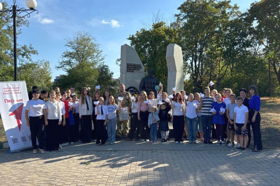 В Парке культуры и отдыха имени Героев Сталинградской битвы г. Свердловск специалисты по организации работы Движения Первых провели линейку, посвященную Международному дню мира В Парке культуры и отдыха имени Героев Сталинградской битвы г. Свердловск специалисты по организации работы Движения Первых провели линейку, посвященную Международному дню мира