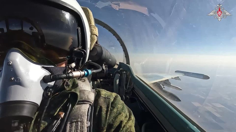 Экипажи истребителей Су-35с прикрывают самолеты бомбардировочной и штурмовой авиации, а также вертолеты армейской авиации при нанесении авиационных ударов по военным объектам и технике ВСУ