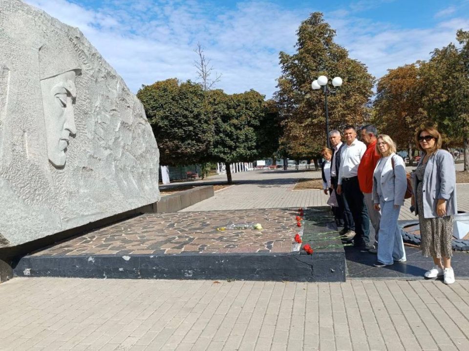 Коллегам из Южного федерального округа провели экскурсию в музее «Молодая гвардия» Коллегам из Южного федерального округа провели экскурсию в музее «Молодая гвардия»
