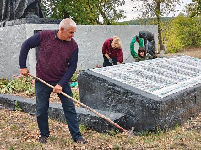 В с. Рогово чтят память героев: уборка Братской могилы в рамках "Зеленой России" В с. Рогово чтят память героев: уборка Братской могилы в рамках "Зеленой России"