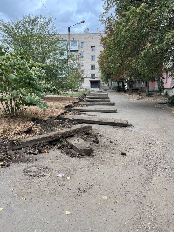 Сергей Козенко: В Краснодоне сотрудники МУП «ДЭУ» приступили к работам по благоустройству внутридворовой территории по адресу: ул. Дзержинского, д. 1 Сергей Козенко: В Краснодоне сотрудники МУП «ДЭУ» приступили к работам по благоустройству внутридворовой территории по адресу: ул. Дзержинского, д. 1