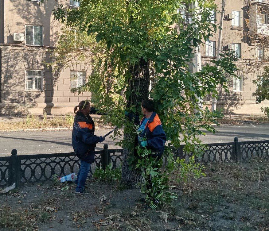 Коммунальные службы проводят работы на территории города Коммунальные службы проводят работы на территории города