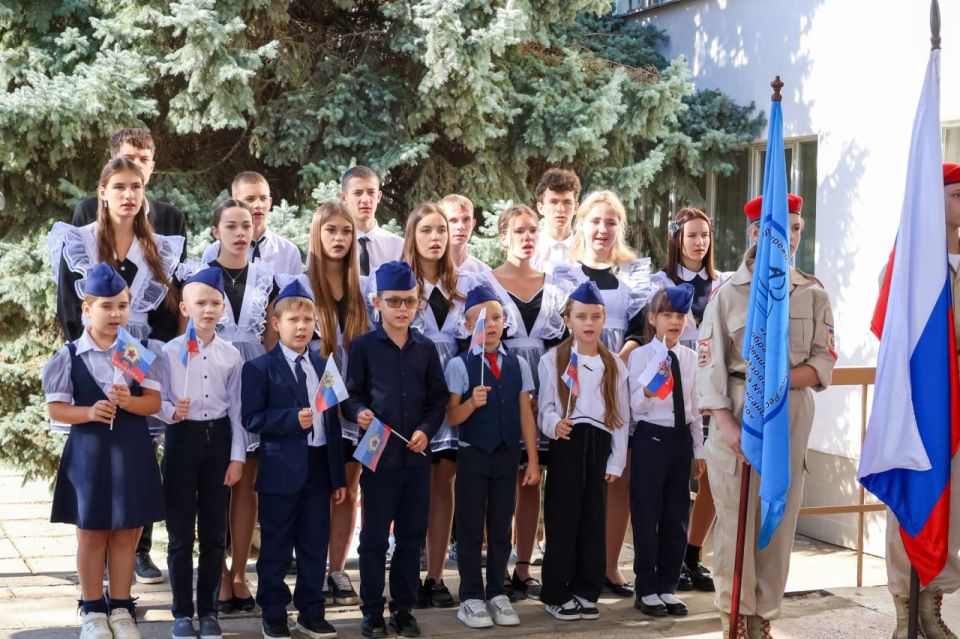 В Луганской средней школе № 13 состоялось торжественное открытие мемориальной доски Александру Молодчему В Луганской средней школе № 13 состоялось торжественное открытие мемориальной доски Александру Молодчему