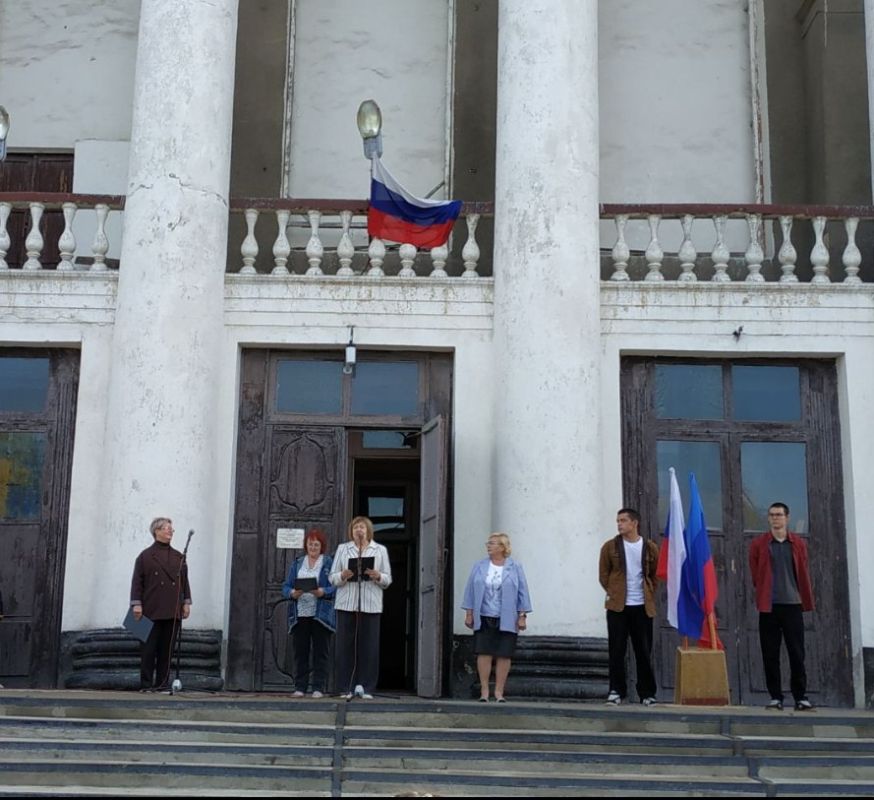 На площади Дворца культуры им. Горького пгт Крепенский, состоялся митинг-акция, посвящённый международному Дню мира под девизом «Мир без войны» На площади Дворца культуры им. Горького пгт Крепенский, состоялся митинг-акция, посвящённый международному Дню мира под девизом «Мир без войны»