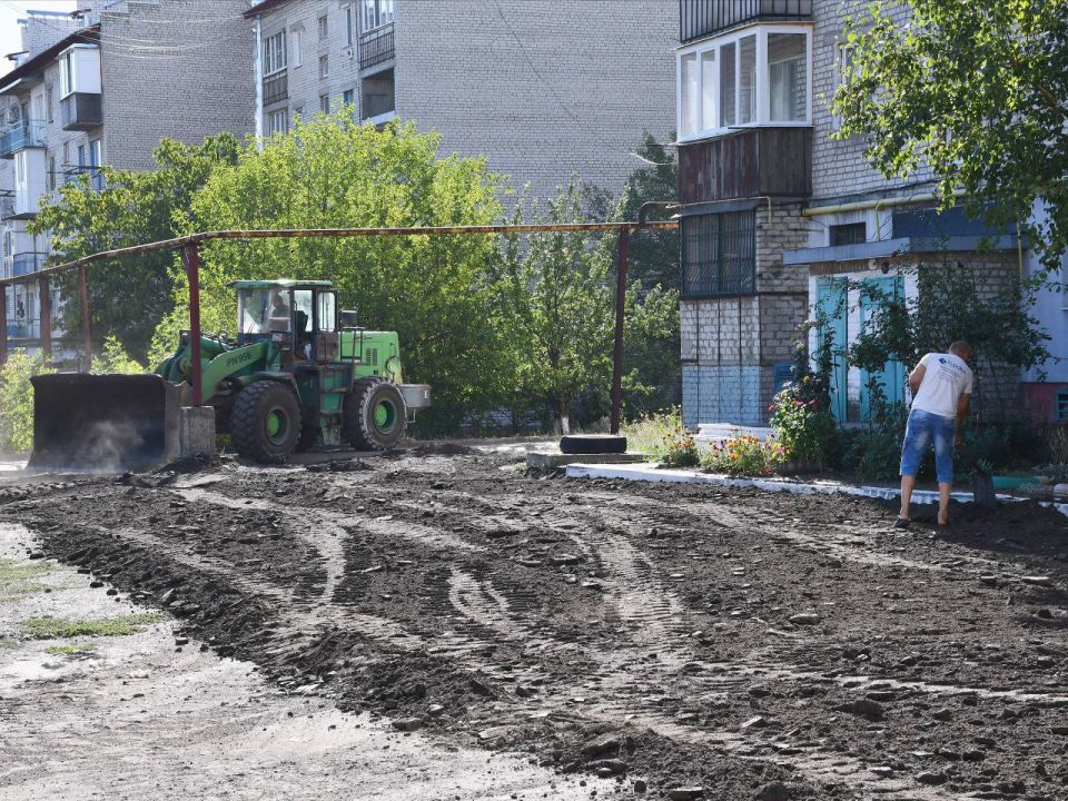 Сергей Колягин: Жители дома №54 по улице Ленина в Первомайске на одном из личных приемов обратились ко мне с просьбой улучшить состояние проезжей части на своей придомовой территории Сергей Колягин: Жители дома №54 по улице Ленина в Первомайске на одном из личных приемов обратились ко мне с просьбой улучшить состояние проезжей части на своей придомовой территории