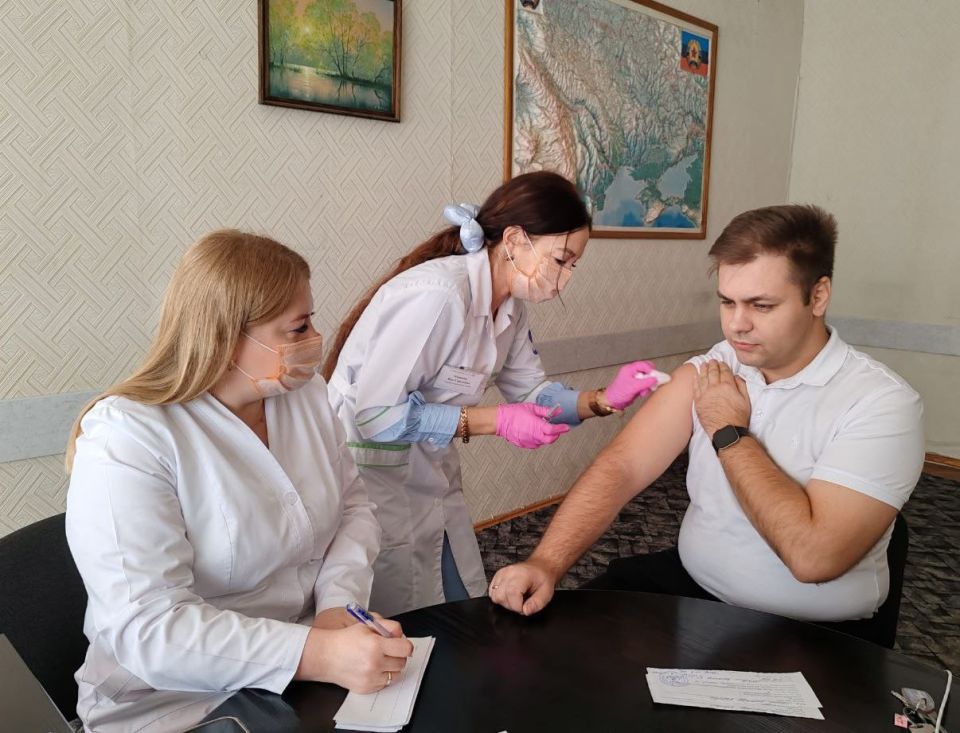 Коллектив Минтранса ЛНР в числе первых присоединился к сезонной вакцинации против гриппа и COVID-19 Коллектив Минтранса ЛНР в числе первых присоединился к сезонной вакцинации против гриппа и COVID-19