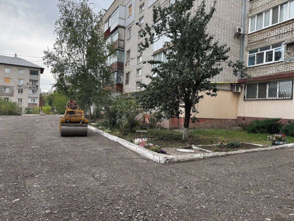 Сергей Колягин: Жители дома №54 по улице Ленина в Первомайске на одном из личных приемов обратились ко мне с просьбой улучшить состояние проезжей части на своей придомовой территории Сергей Колягин: Жители дома №54 по улице Ленина в Первомайске на одном из личных приемов обратились ко мне с просьбой улучшить состояние проезжей части на своей придомовой территории