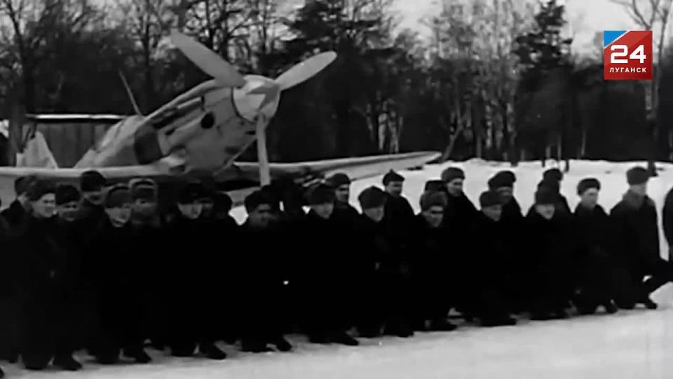 Мемориальную доску, посвященную дважды Герою Советского Союза Александру Молодчему, открыли в Луганской школе №13