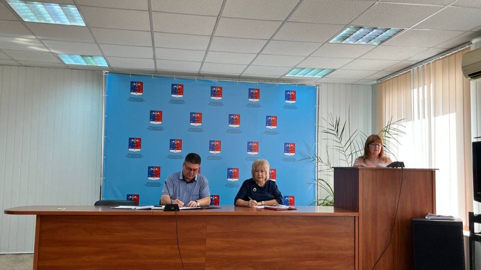 Альберт Зинченко: Сегодня совместно с председателем Совета Станично-Луганского муниципального округа Татьяной Пономаревой провели аппаратное совещание с руководителями структурных подразделений, учреждений и предприятий... Альберт Зинченко: Сегодня совместно с председателем Совета Станично-Луганского муниципального округа Татьяной Пономаревой провели аппаратное совещание с руководителями структурных подразделений, учреждений и предприятий...