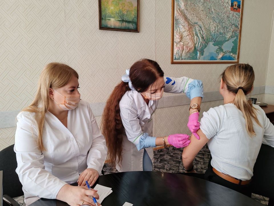 Коллектив Минтранса ЛНР в числе первых присоединился к сезонной вакцинации против гриппа и COVID-19 Коллектив Минтранса ЛНР в числе первых присоединился к сезонной вакцинации против гриппа и COVID-19