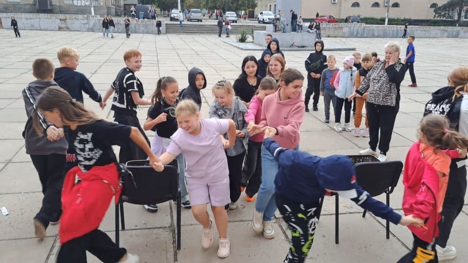 Коллектив Зимогорьевского городского Дома культуры провел для детей развлекательную программу «Мир, который нужен нам», посвященную Международному Дню мира Коллектив Зимогорьевского городского Дома культуры провел для детей развлекательную программу «Мир, который нужен нам», посвященную Международному Дню мира