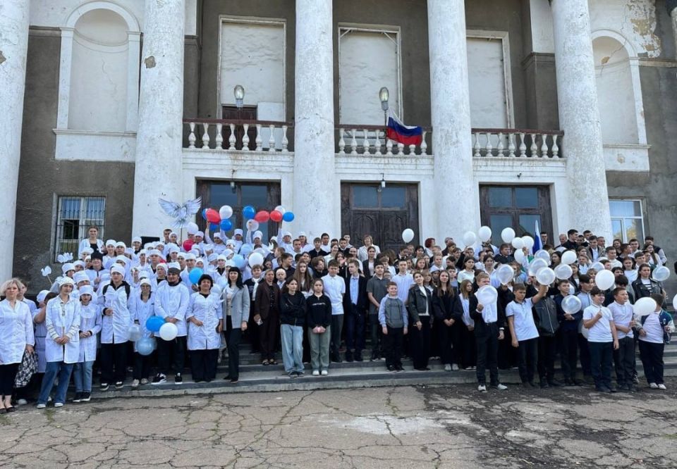 На площади Дворца культуры им. Горького пгт Крепенский, состоялся митинг-акция, посвящённый международному Дню мира под девизом «Мир без войны» На площади Дворца культуры им. Горького пгт Крепенский, состоялся митинг-акция, посвящённый международному Дню мира под девизом «Мир без войны»