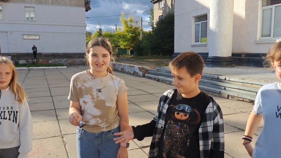 Коллектив Зимогорьевского городского Дома культуры провел для детей развлекательную программу «Мир, который нужен нам», посвященную Международному Дню мира Коллектив Зимогорьевского городского Дома культуры провел для детей развлекательную программу «Мир, который нужен нам», посвященную Международному Дню мира
