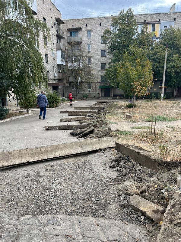 Сергей Козенко: В Краснодоне сотрудники МУП «ДЭУ» приступили к работам по благоустройству внутридворовой территории по адресу: ул. Дзержинского, д. 1 Сергей Козенко: В Краснодоне сотрудники МУП «ДЭУ» приступили к работам по благоустройству внутридворовой территории по адресу: ул. Дзержинского, д. 1