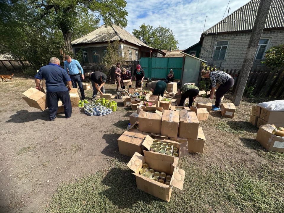 Депутат Алексей Белецкий помог доставить гумпомощь жителям села Орехово Депутат Алексей Белецкий помог доставить гумпомощь жителям села Орехово