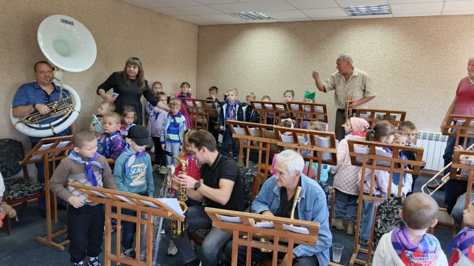 Сегодняшний поход во Дворец культуры имени Горького для детей детского сада "Ладушки" – это не просто развлечение, а настоящее погружение в волшебную страну звуков Сегодняшний поход во Дворец культуры имени Горького для детей детского сада "Ладушки" – это не просто развлечение, а настоящее погружение в волшебную страну звуков