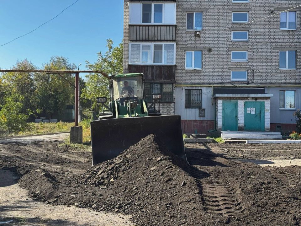 Сергей Колягин: Жители дома №54 по улице Ленина в Первомайске на одном из личных приемов обратились ко мне с просьбой улучшить состояние проезжей части на своей придомовой территории Сергей Колягин: Жители дома №54 по улице Ленина в Первомайске на одном из личных приемов обратились ко мне с просьбой улучшить состояние проезжей части на своей придомовой территории