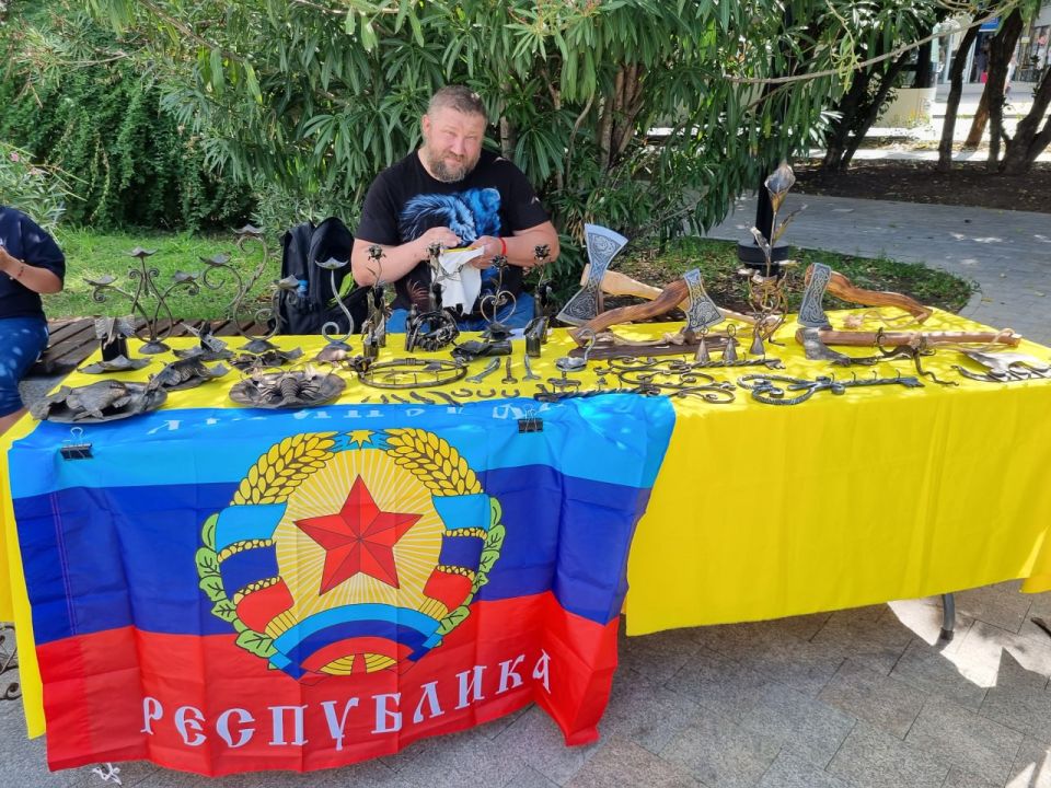 Творческая делегация из ЛНР выступила на Международном фестивале-лаборатории славянской культуры «Роду наш красный-2025» в сочинском посёлке Лазаревское Творческая делегация из ЛНР выступила на Международном фестивале-лаборатории славянской культуры «Роду наш красный-2025» в сочинском посёлке Лазаревское