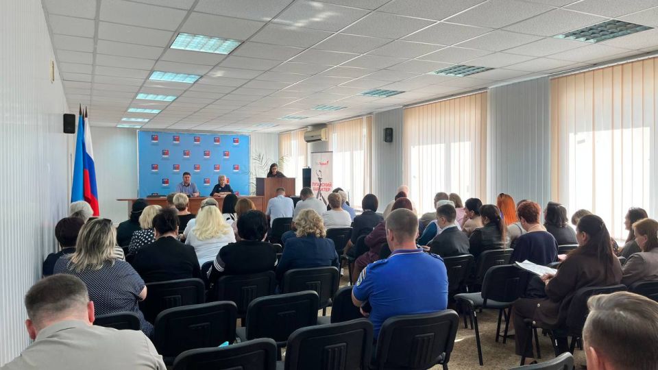 Альберт Зинченко: Сегодня совместно с председателем Совета Станично-Луганского муниципального округа Татьяной Пономаревой провели аппаратное совещание с руководителями структурных подразделений, учреждений и предприятий... Альберт Зинченко: Сегодня совместно с председателем Совета Станично-Луганского муниципального округа Татьяной Пономаревой провели аппаратное совещание с руководителями структурных подразделений, учреждений и предприятий...