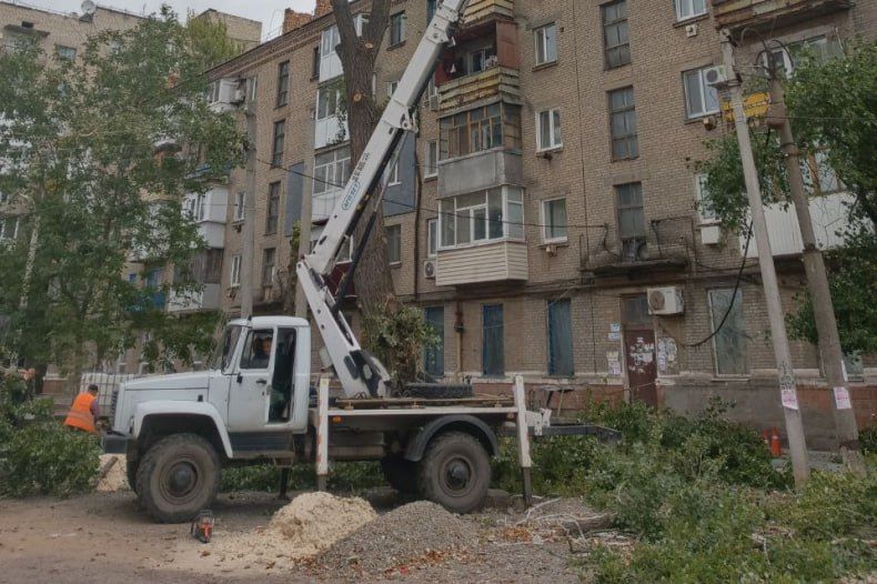 В Свердловском округе продолжаются работы по спилу аварийных деревьев В Свердловском округе продолжаются работы по спилу аварийных деревьев