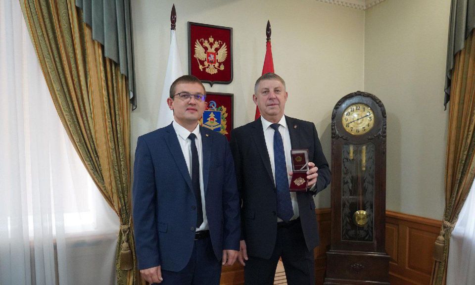 Евгений Морозов: С рабочим визитом побывал в городе-побратиме Брянске, где состоялась торжественная церемония вступления в должность Губернатора Брянской области Александра Васильевича Богомаза после успешного переизбрания... Евгений Морозов: С рабочим визитом побывал в городе-побратиме Брянске, где состоялась торжественная церемония вступления в должность Губернатора Брянской области Александра Васильевича Богомаза после успешного переизбрания...