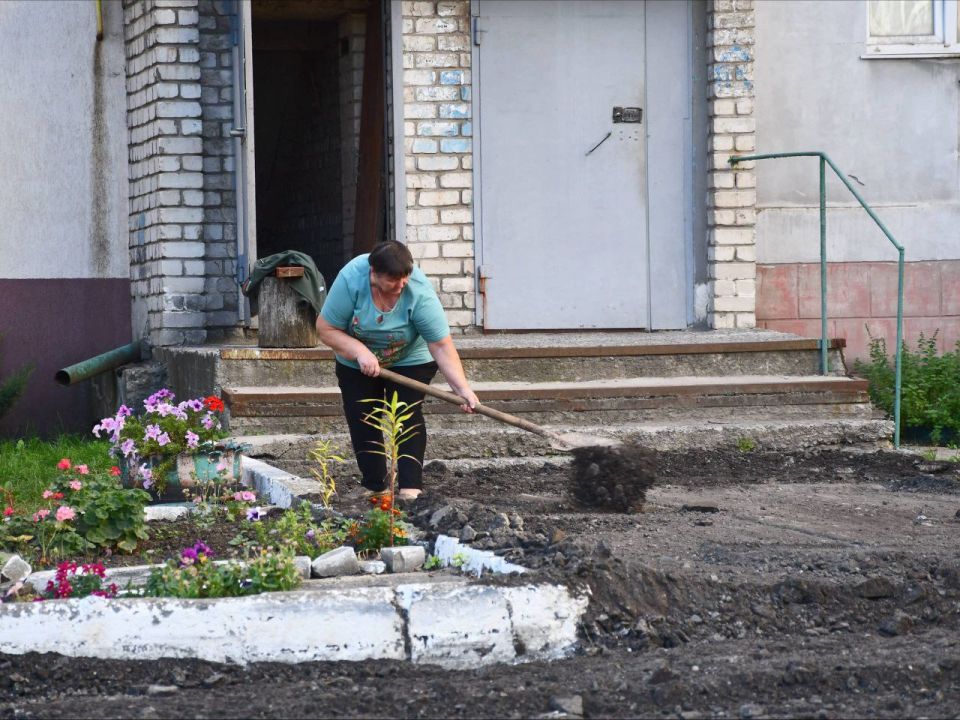 Сергей Колягин: Жители дома №54 по улице Ленина в Первомайске на одном из личных приемов обратились ко мне с просьбой улучшить состояние проезжей части на своей придомовой территории Сергей Колягин: Жители дома №54 по улице Ленина в Первомайске на одном из личных приемов обратились ко мне с просьбой улучшить состояние проезжей части на своей придомовой территории