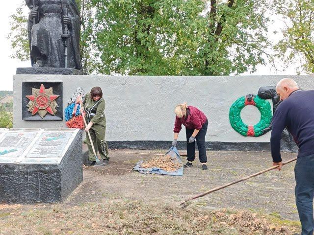 В с. Рогово чтят память героев: уборка Братской могилы в рамках "Зеленой России" В с. Рогово чтят память героев: уборка Братской могилы в рамках "Зеленой России"