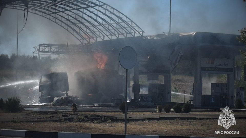 Спасатели МЧС России ликвидировали пожар в Северодонецке Спасатели МЧС России ликвидировали пожар в Северодонецке