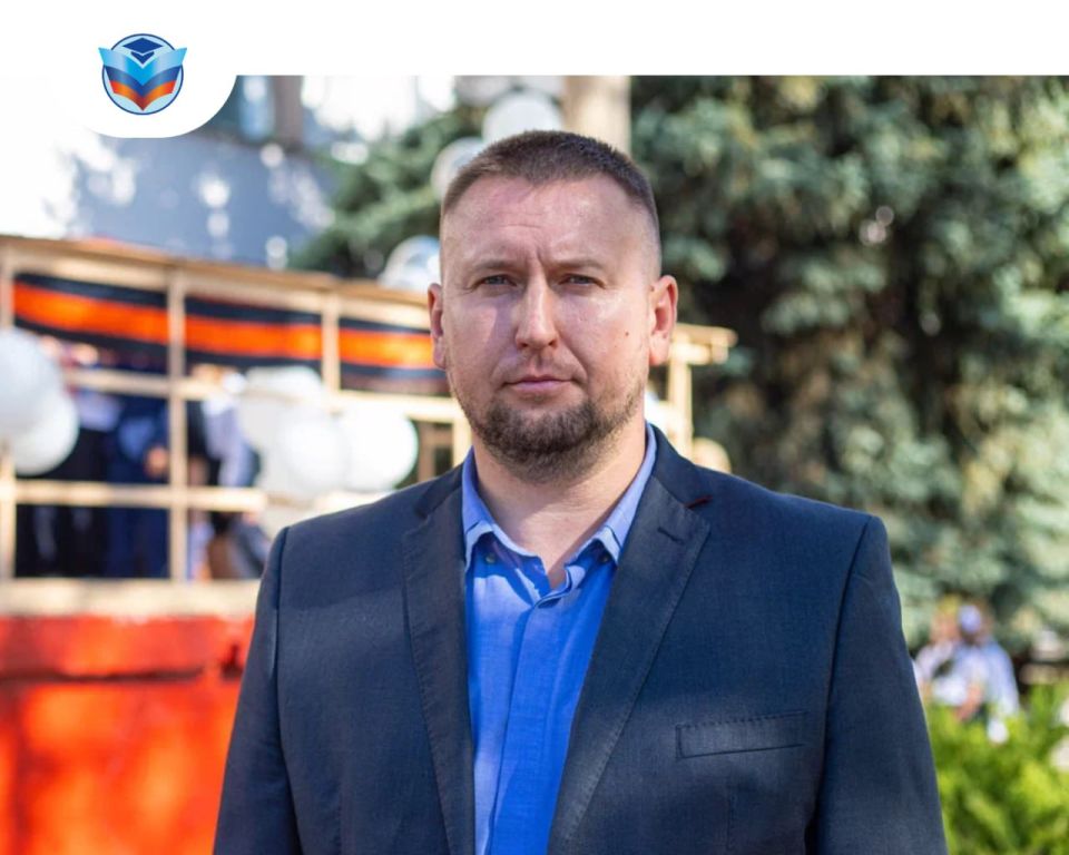 Помним и чтим!. В Луганской средней школе №13 имени Александра Молодчего открыли мемориальную доску, посвященную дважды Герою Советского Союза, в честь которого названо учебное заведение Помним и чтим!. В Луганской средней школе №13 имени Александра Молодчего открыли мемориальную доску, посвященную дважды Герою Советского Союза, в честь которого названо учебное заведение