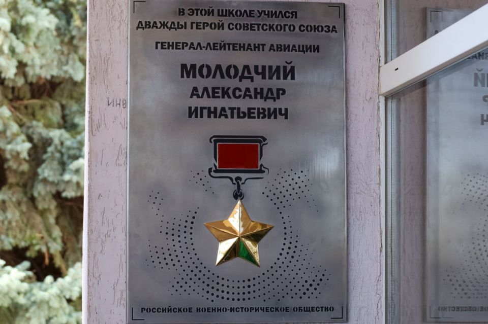 В Луганской средней школе № 13 состоялось торжественное открытие мемориальной доски Александру Молодчему В Луганской средней школе № 13 состоялось торжественное открытие мемориальной доски Александру Молодчему