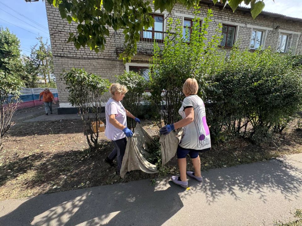 Сегодня в пгт Кленовый была произведена уборка прилегающей территории к зданию отдела жизнеобеспечения Сегодня в пгт Кленовый была произведена уборка прилегающей территории к зданию отдела жизнеобеспечения