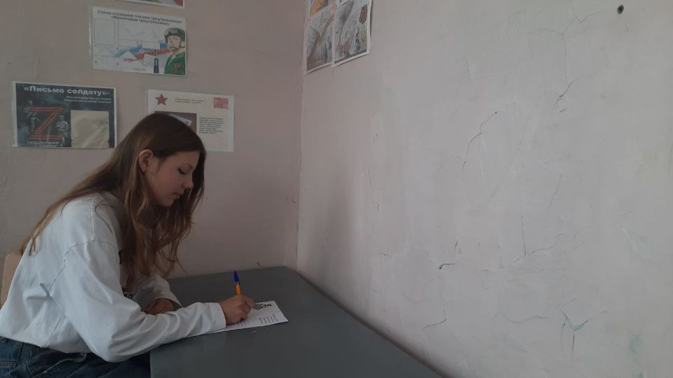 В рамках Общероссийского проекта Народного фронта "Все для Победы!" обучающиеся ГБОУ ЛНР "Рубежанская ОШ № 3" пишут письма нашим Защитникам В рамках Общероссийского проекта Народного фронта "Все для Победы!" обучающиеся ГБОУ ЛНР "Рубежанская ОШ № 3" пишут письма нашим Защитникам