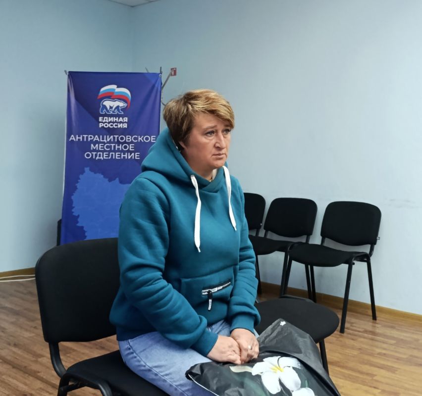 Глава Антрацитовского муниципального округа Сергей Саенко, совместно со своим заместителем Ниязом Нурутдиновым, представителями структурных подразделений Администрации, муниципальных унитарных предприятий и руководителями... Глава Антрацитовского муниципального округа Сергей Саенко, совместно со своим заместителем Ниязом Нурутдиновым, представителями структурных подразделений Администрации, муниципальных унитарных предприятий и руководителями...