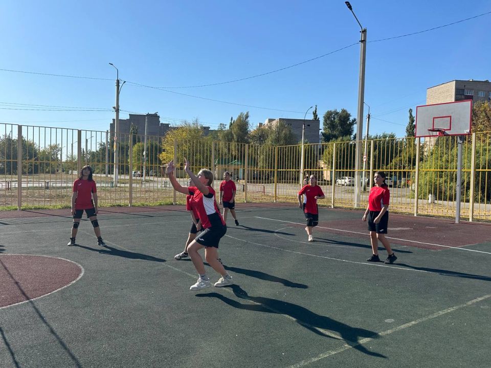 В Перевальске состоялись соревнования по женскому волейболу В Перевальске состоялись соревнования по женскому волейболу