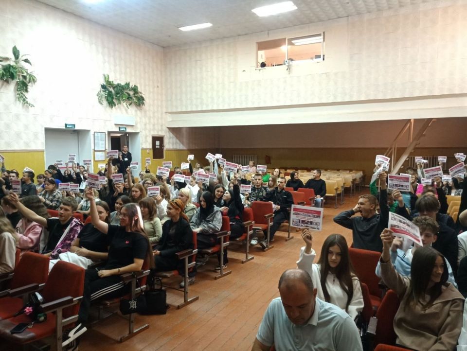 Транспортные полицейские Луганска провели профилактическую беседу со студентами Транспортные полицейские Луганска провели профилактическую беседу со студентами