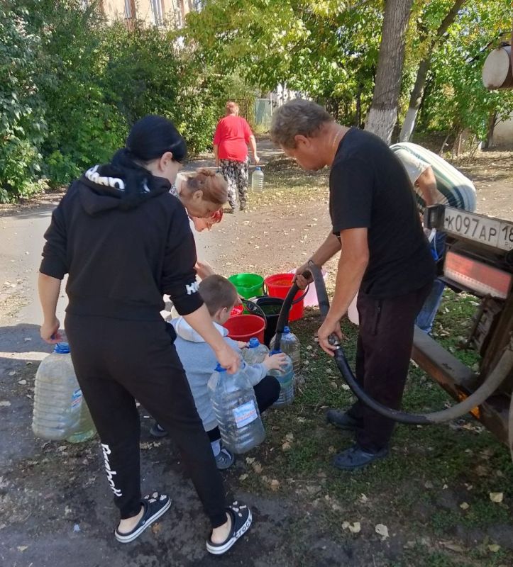 В связи с текущей ситуацией по обеспечению водой жителей города Антрацит, Администрация округа совместно с Антрацитовским департаментом ГУП ЛНР "Лугансквода" проводит меры по организации бесплатного подвоза воды В связи с текущей ситуацией по обеспечению водой жителей города Антрацит, Администрация округа совместно с Антрацитовским департаментом ГУП ЛНР "Лугансквода" проводит меры по организации бесплатного подвоза воды