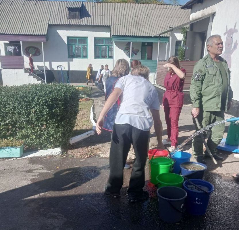 В связи с текущей ситуацией по обеспечению водой жителей города Антрацит, Администрация округа совместно с Антрацитовским департаментом ГУП ЛНР "Лугансквода" проводит меры по организации бесплатного подвоза воды В связи с текущей ситуацией по обеспечению водой жителей города Антрацит, Администрация округа совместно с Антрацитовским департаментом ГУП ЛНР "Лугансквода" проводит меры по организации бесплатного подвоза воды