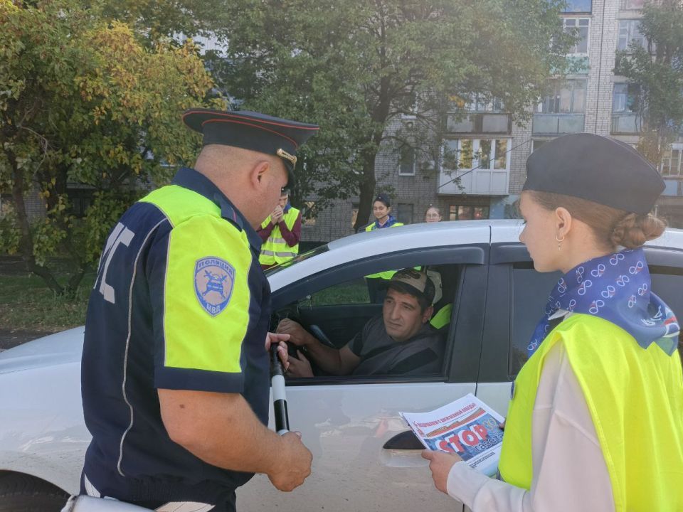 Отряд ЮИД "Светофор" Брянковской специализированной школы №1 провел акцию "Внимание - Дети!" совместно с сотрудником ГИБДД Андреем Орыщуком Отряд ЮИД "Светофор" Брянковской специализированной школы №1 провел акцию "Внимание - Дети!" совместно с сотрудником ГИБДД Андреем Орыщуком