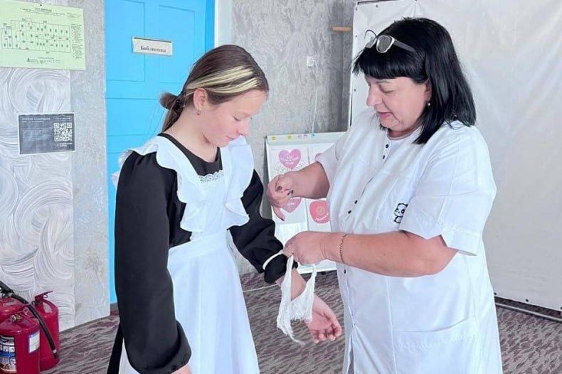 Медики Свердловска учат детей основам первой помощи Медики Свердловска учат детей основам первой помощи